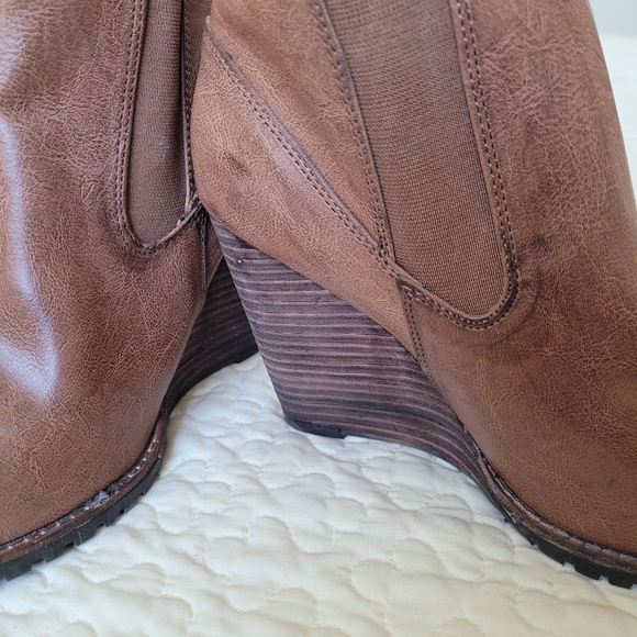 Very Volatile Wedge Booties 8.5 - Picture 2 of 3